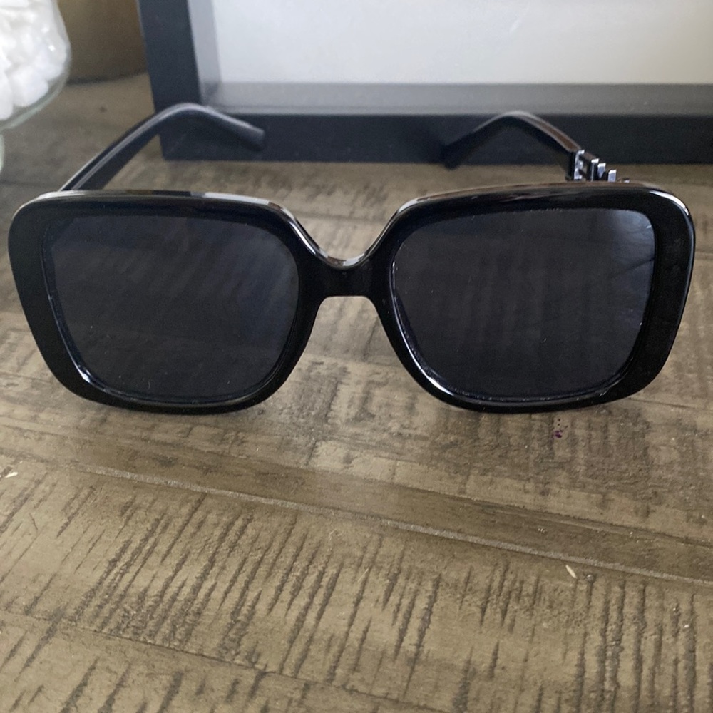 Black detail sunglasses